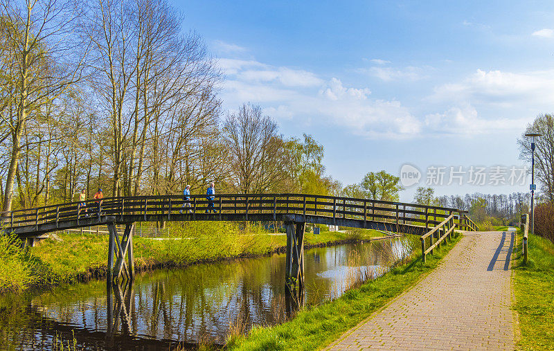 在德国下萨克森州的Geestland Cuxhaven看到阳光明媚的桥和自然景观。